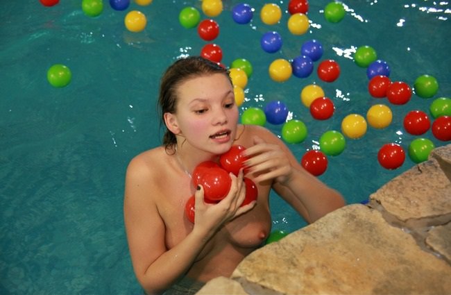 Water park at the weekend visited by a group of nudists photo [Nudism collection]